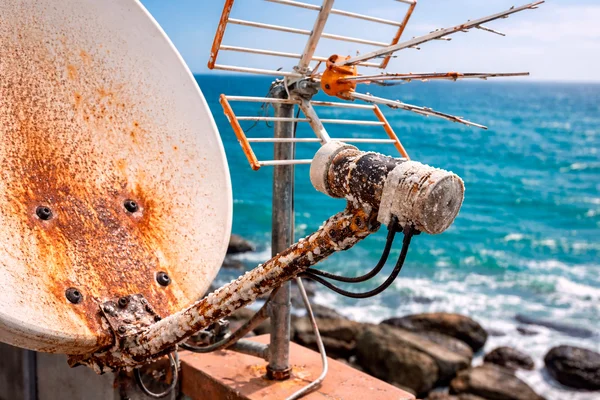 Corrosión por salitre en antena del Grao